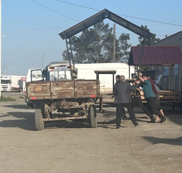 Goranboyda magistral yol kənarında qanunsuz quraşdırılmış və memarlıq üslubuna uyğun gəlməyən köşk, talvar və yöndəmsiz tikililərin sökülməsi təmin edilmişdir.