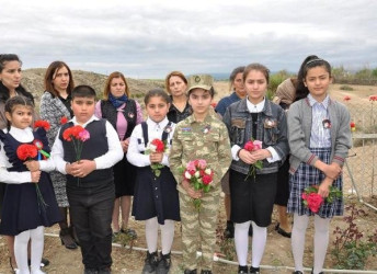 Goranboy rayonu Tatarlı kəndində Milli Qəhramanın anım günündə məzarı və ailəsi ziyarət olundu.