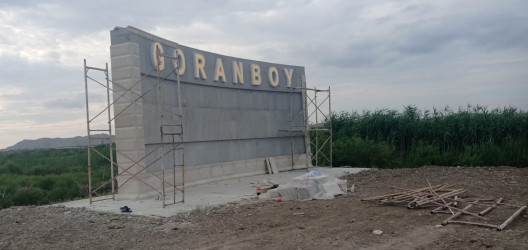 Goranboy rayonunun Yevlax rayonundan girişində “Goranboy” giriş lövhəsi müasir üslubda yenidən inşa edilir.