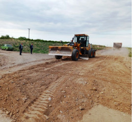 Bakı-Qazax avtomobil yolunun Nadirkənd kəndi ərazisində  yaşayış məntəqələrinə keçid üçün istifadə olunan  yola qum-çınqıl tökülərək  cari təmir işləri aparıldı