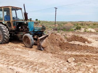 Bakı-Qazax avtomobil yolunun Nadirkənd kəndi ərazisində  yaşayış məntəqələrinə keçid üçün istifadə olunan  yola qum-çınqıl tökülərək  cari təmir işləri aparıldı