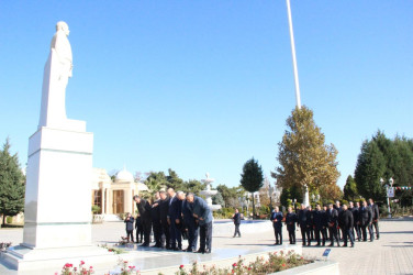 Goranboyda “8 noyabr-Zəfər Günü” ilə bağlı Ümummilli Liderimizin rayon mərkəzində ucaldılmış abidəsi və Şəhidlər Xatirə Kompleksi ziyarət olundu.