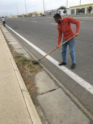 Goranboyda yol kənarında ağaclar suvarıldı, məişət tullantıları təmizləndi