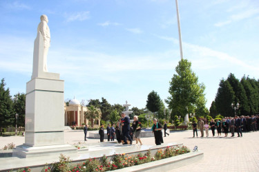 Goranboyda Ümummilli Lideri Heydər Əliyevin anadan olmasının 102-ci ildönümü ilə bağlı, abidəsi ziyarət edildi