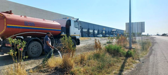 Goranboyda yeni salınmış yaşıllıq zolaqlarına aqrotexniki qulluq işləri davam etdirilir. Bu məqsədlə, ağacların növbəti suvarılması işləri görülür.