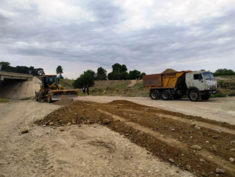 Bakı-Qazax avtomobil yolunun Nadirkənd kəndi ərazisində  yaşayış məntəqələrinə keçid üçün istifadə olunan  yola qum-çınqıl tökülərək  cari təmir işləri aparıldı