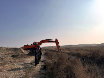 Yeni yol kəndində  şəhid atasının rayon İcra Hakimiyyətinə  müraciəti əsasında, beton kanalın və sel ötürücü arxın təmizlənməsi işləri aparılır