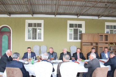 Goranboyda icra başçısı rayon ağsaqqalını yubileyi ilə bağlı evində ziyarət etdi