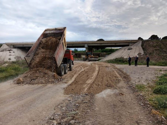 Bakı-Qazax avtomobil yolunun Nadirkənd kəndi ərazisində  yaşayış məntəqələrinə keçid üçün istifadə olunan  yola qum-çınqıl tökülərək  cari təmir işləri aparıldı