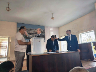 Goranboyda yeni inşa edilmiş çoxmənzilli yaşayış binasının mənzillərinin püşkatma yolu ilə bölgüsü aparıldı