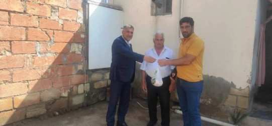 Goranboyda Qurban bayramı münasibəti ilə, Milli Məclisin deputatı Anar Məmmədovun təşəbbüsü ilə şəhid ailələrinə, qazilərə və sosial qayğıya ehtiyacı olan ailələrə bayram sovqatları verildi.