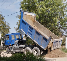 Rus Borisi kəndinə gedən əsas avtomobil yolunda təmir işləri aparılır.