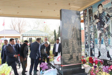 Veyisli kəndində şəhidlərimizin  məzarları ziyarət edildi