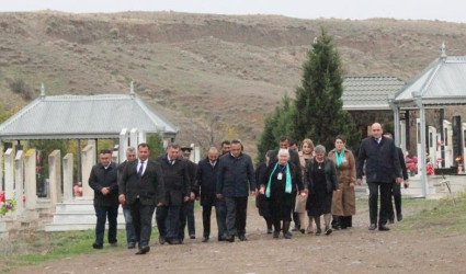 İcra başçısı Qaradağlıda şəhidlərimizin  məzarlarını ziyarət etdi