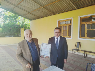 Goranboyda icra başçısı rayon ağsaqqalını yubileyi ilə bağlı evində ziyarət etdi