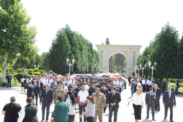 Goranboylular, 15 iyun-Milli Qurtuluş Günu ilə bağlı, Ümummilli Liderimiz Heydər Əliyevin rayon mərkəzində ucaldılmış abidəsini və Heydər Əliyev Mərkəzini ziyarət etdilər.