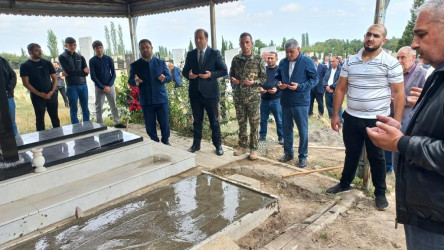 Goranboy rayon İcra Hakimiyyətinin başçısı  Tap Qaraqoyunlu kəndində şəhid atasının   yas mərasimində iştirak etdi.