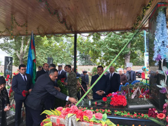 Düzqışlaq kəndində şəhidlərimizin  məzarları ziyarət olundu.