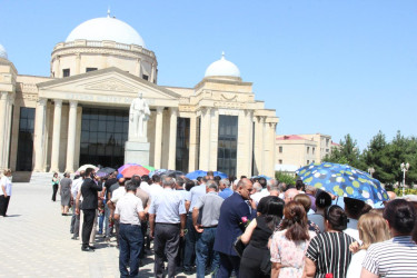 Goranboylular, 15 iyun-Milli Qurtuluş Günu ilə bağlı, Ümummilli Liderimiz Heydər Əliyevin rayon mərkəzində ucaldılmış abidəsini və Heydər Əliyev Mərkəzini ziyarət etdilər.