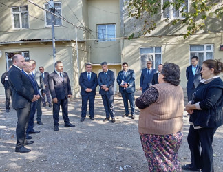 İcra başçısı Goranboy şəhərində təmir-bərpa işləri aparılan iki ədəd 2 mərtəbəli çoxmənzilli  yaşayış binalarına baxış keçirdi