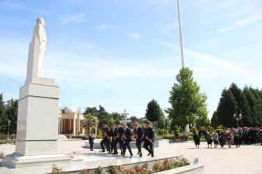 Goranboyda Ümummilli Lideri Heydər Əliyevin anadan olmasının 102-ci ildönümü ilə bağlı, abidəsi ziyarət edildi