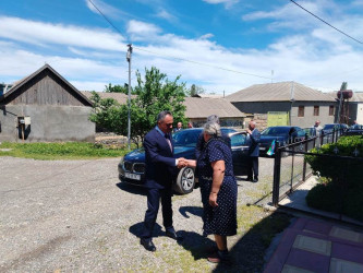 Goranboyda icra başçısı şəhid atasını evində ziyarət etdi