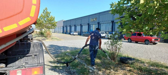 Goranboyda yeni salınmış yaşıllıq zolaqlarına aqrotexniki qulluq işləri davam etdirilir. Bu məqsədlə, ağacların növbəti suvarılması işləri görülür.