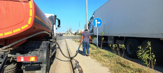 Goranboyda yeni salınmış yaşıllıq zolaqlarına aqrotexniki qulluq işləri davam etdirilir. Bu məqsədlə, ağacların növbəti suvarılması işləri görülür.
