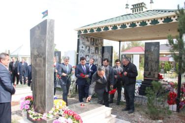 Veyisli kəndində şəhidlərimizin  məzarları ziyarət edildi