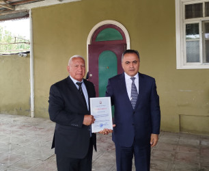 Goranboyda icra başçısı rayon ağsaqqalını yubileyi ilə bağlı evində ziyarət etdi