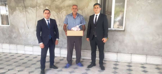 Goranboyda Qurban bayramı münasibətilə şəhid, qazi və aztəminatlı ailələr ziyarət olundu, bayram sovqatları verildi