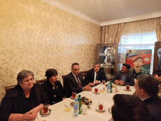 Goranboyda İcra başçısı Aprel şəhidinin ildönümündə  ailəsini ziyarət etdi