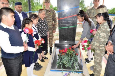 Goranboy rayonu Tatarlı kəndində Milli Qəhramanın anım günündə məzarı və ailəsi ziyarət olundu.