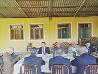 Goranboyda icra başçısı rayon ağsaqqalını yubileyi ilə bağlı evində ziyarət etdi