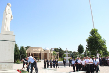 Goranboylular, 15 iyun-Milli Qurtuluş Günu ilə bağlı, Ümummilli Liderimiz Heydər Əliyevin rayon mərkəzində ucaldılmış abidəsini və Heydər Əliyev Mərkəzini ziyarət etdilər.