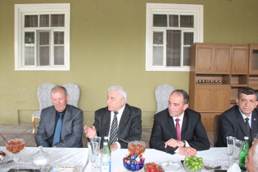 Goranboyda icra başçısı rayon ağsaqqalını yubileyi ilə bağlı evində ziyarət etdi