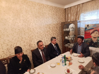 Goranboyda İcra başçısı Aprel şəhidinin ildönümündə  ailəsini ziyarət etdi