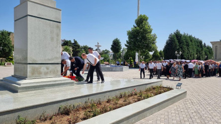 Goranboylular, 15 iyun-Milli Qurtuluş Günu ilə bağlı, Ümummilli Liderimiz Heydər Əliyevin rayon mərkəzində ucaldılmış abidəsini və Heydər Əliyev Mərkəzini ziyarət etdilər.