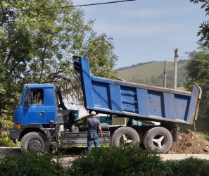 Rus Borisi kəndinə gedən əsas avtomobil yolunda təmir işləri aparılır.