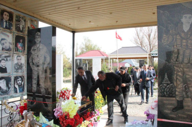 Veyisli kəndində şəhidlərimizin  məzarları ziyarət edildi