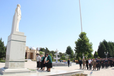 Goranboylular, 15 iyun-Milli Qurtuluş Günu ilə bağlı, Ümummilli Liderimiz Heydər Əliyevin rayon mərkəzində ucaldılmış abidəsini və Heydər Əliyev Mərkəzini ziyarət etdilər.