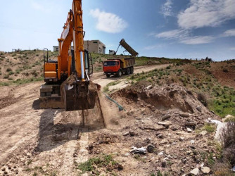 Bakı-Qazax avtomobil yolunun Nadirkənd kəndi ərazisində  yaşayış məntəqələrinə keçid üçün istifadə olunan  yola qum-çınqıl tökülərək  cari təmir işləri aparıldı