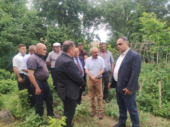 İcra Başçısı Şəfəq kəndində  səyyar qəbul zamanı vətəndaşların ünvanladıqları müraciətləri yerində araşdırdı.