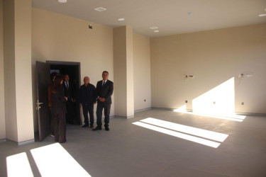 Goranboy şəhərində  200 nəfərin işlə təmin olunacağı Medlife Hospitalın inşaatında  son tamamlama  işləri aparılır.