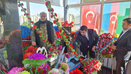 Qaradağlı kəndindən Vətən Müharibəsi şəhidi Elvin Sadıqovun ildönümündə məzarı ziyarət olundu.