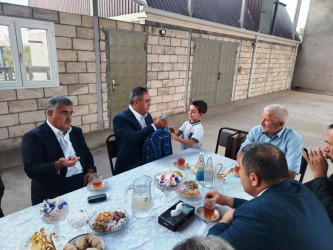 İcra Başçısı Xoylu kəndində şəhid övladını 1-ci sinfə getməsi münasibəti ilə ziyarət etdi