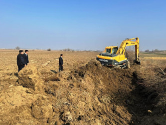 Yeni yol kəndində  şəhid atasının rayon İcra Hakimiyyətinə  müraciəti əsasında, beton kanalın və sel ötürücü arxın təmizlənməsi işləri aparılır