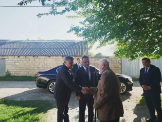 Goranboyda icra başçısı rayon ağsaqqalını yubileyi ilə bağlı evində ziyarət etdi