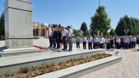 Goranboylular, 15 iyun-Milli Qurtuluş Günu ilə bağlı, Ümummilli Liderimiz Heydər Əliyevin rayon mərkəzində ucaldılmış abidəsini və Heydər Əliyev Mərkəzini ziyarət etdilər.