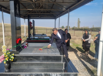 Tap Qaraqoyunlu  kəndindən Vətən Müharibəsinin  mülki şəhidi   Ziyadova Flora Qaraş qızının ildönümündə məzarı ziyarət olundu.